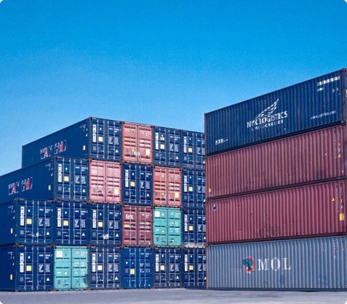 Flera containrar såt vid hamnen för containertransport | SSL