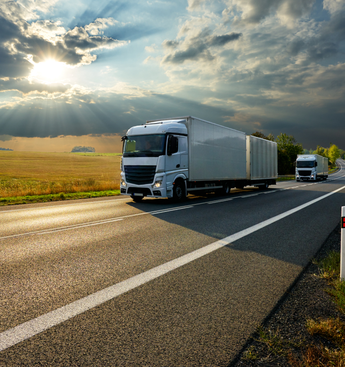 Två lastbilar för lastbilstransport kör på vägen | SSL